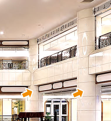 ニュークリストン（人工大理石調ガラス材）の内装材で湾曲加工パネルをホテルフロントの円柱部分に施工している写真