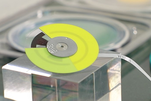 プロジェクター用蛍光体分散ガラス Phosphor Wheel for Laser Applicationsである高性能なPiG wafer　ピグメント（顔料）を使用したプロジェクターの偏光カラー盤の材料Color wheelとして使用させているイメージ画像